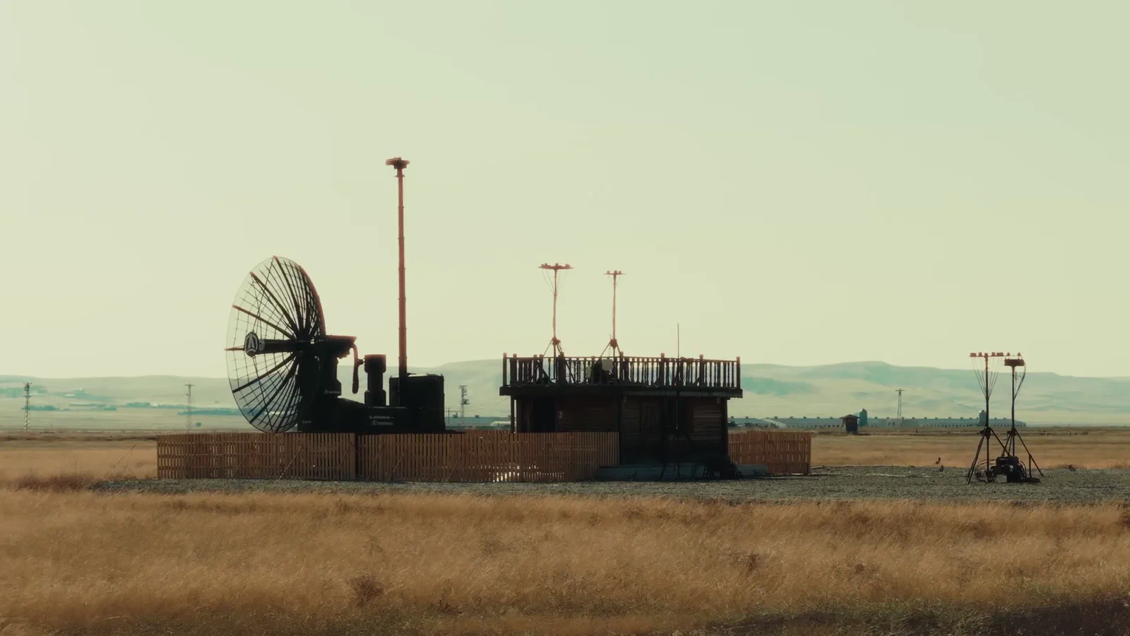 Açık bozkırda İHA karşı tedbir sahası: telkafes radar antan ve alçak bir platform, sağında gergi halatlı mastlar